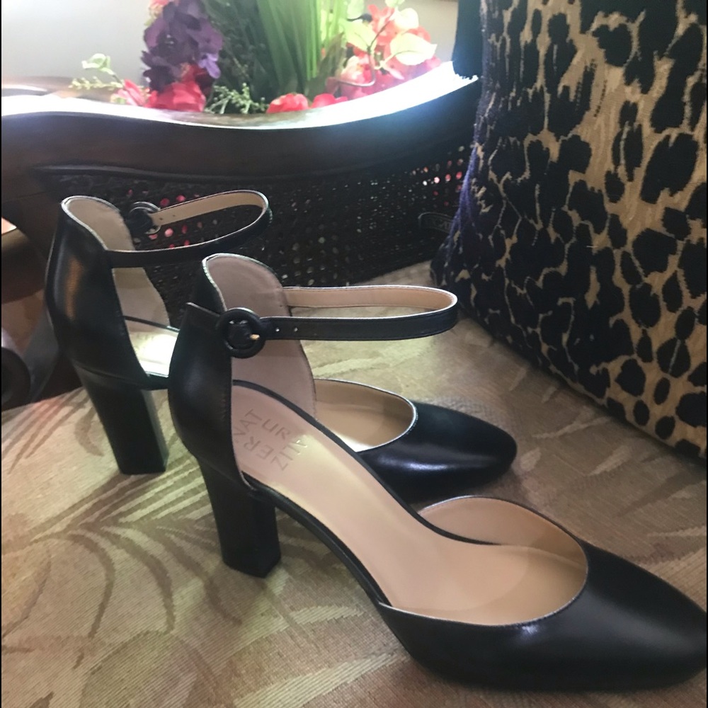 NATURALIZER BLACK SIZE SIZE 10 3 1/2 “ NEW HEELS